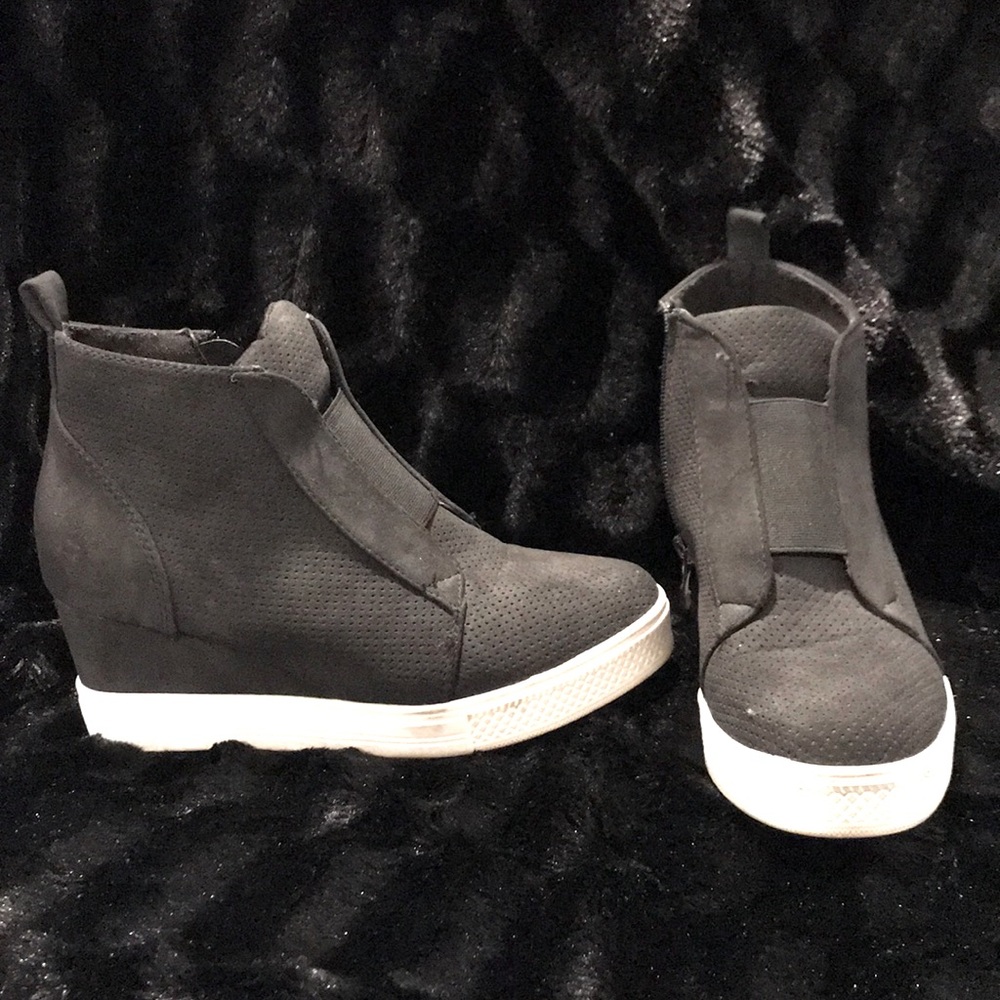 Heeled sneaker shoes